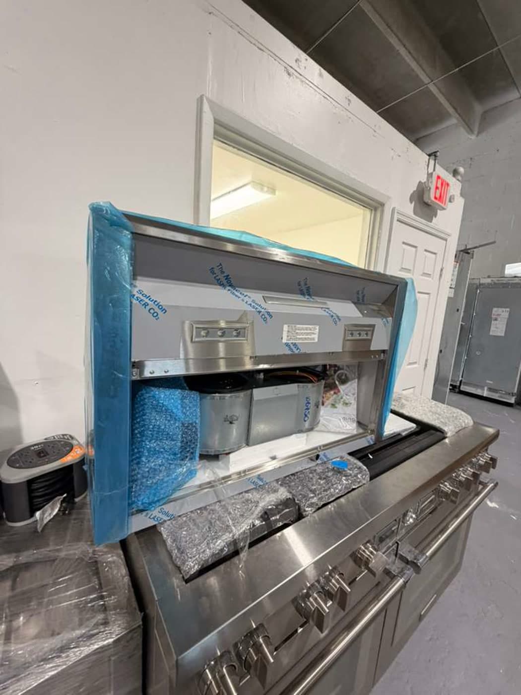Actual thermador 36-inch wall-mount hood photographed in Oakland Park — view 4
