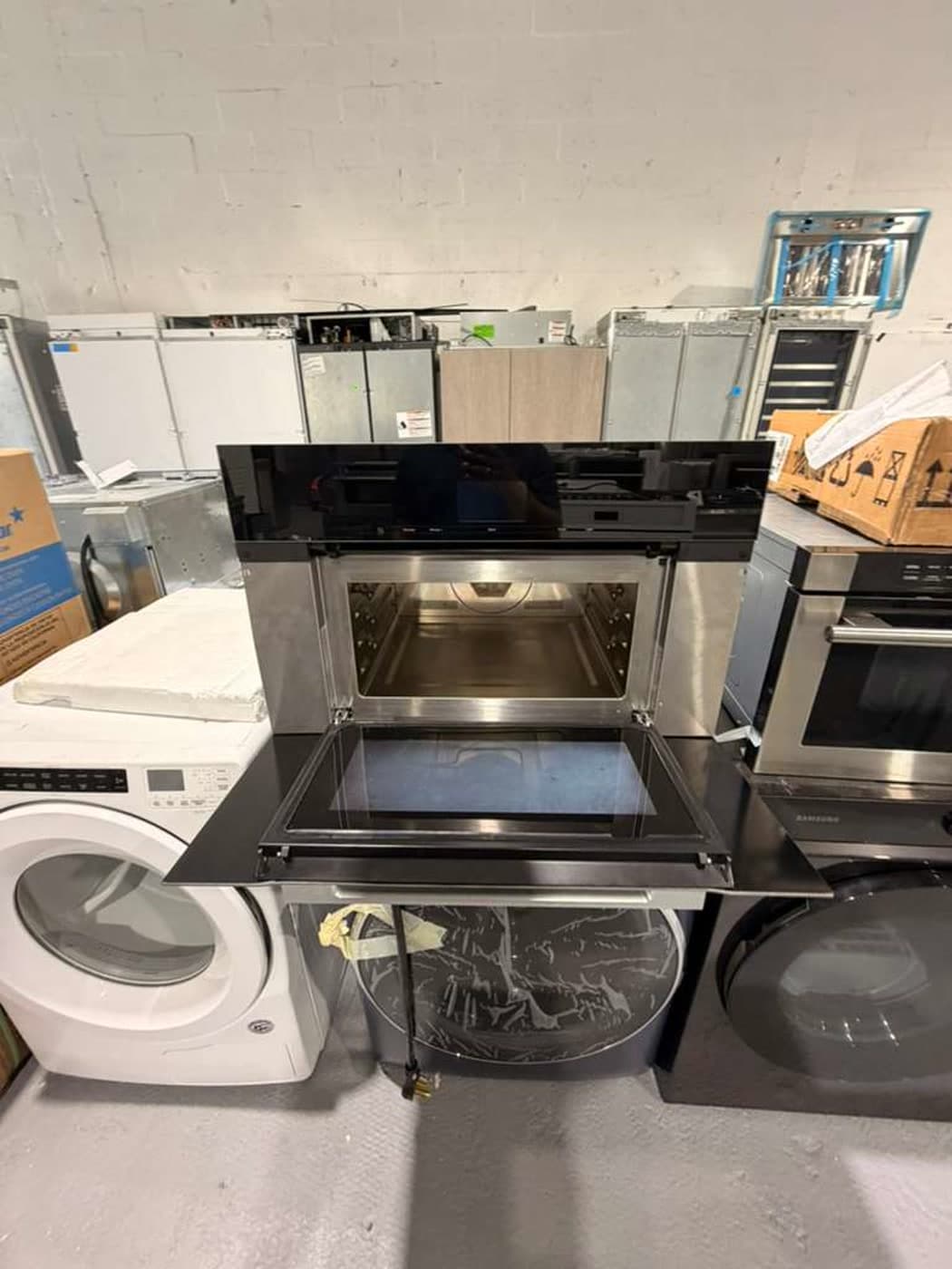 Actual miele 30-inch speed oven photographed in Oakland Park — view 5
