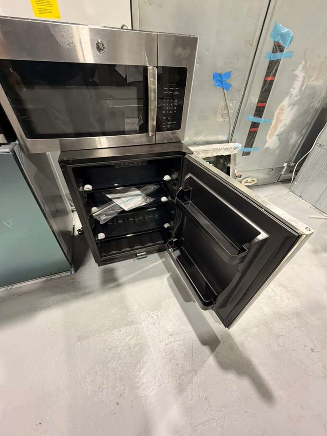 Actual summit 24-inch refrigerator photographed in Oakland Park — view 2