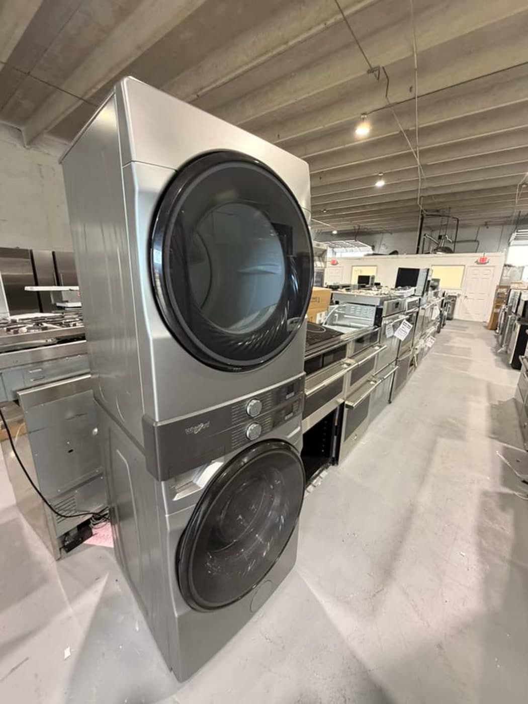 Actual whirlpool laundry tower photographed in Oakland Park — view 1